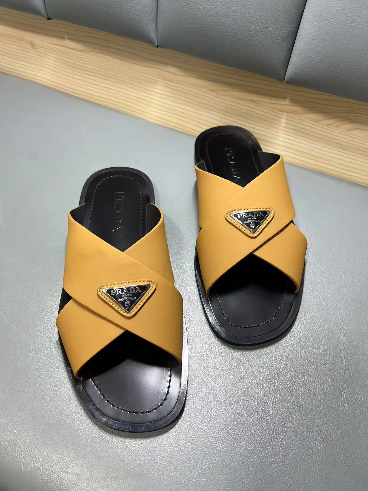 340💰PRADA Prada’s latest slippers are synchronized with the official website. This slipper is made of the brand’s unique and iconic Saffiano leather. The brand logo jumps out from the double straps, and the brand style is clearly visible. Cowhide gives men elegant charm and functional design, making it an ideal choice for vacation and leisure. Size:38-45